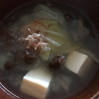 昆布茶で。松なめこと白菜、豆腐のお味噌汁